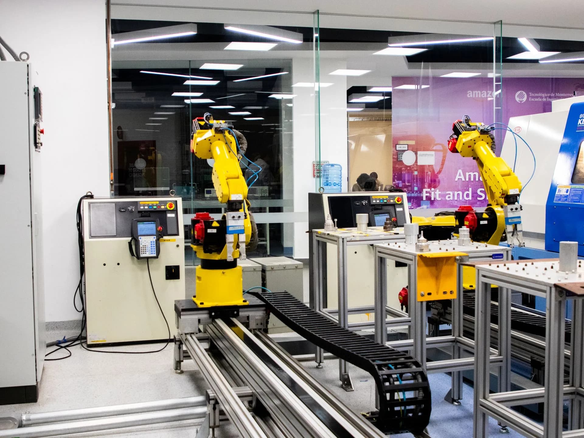 Bras robotisés industriels dans un atelier