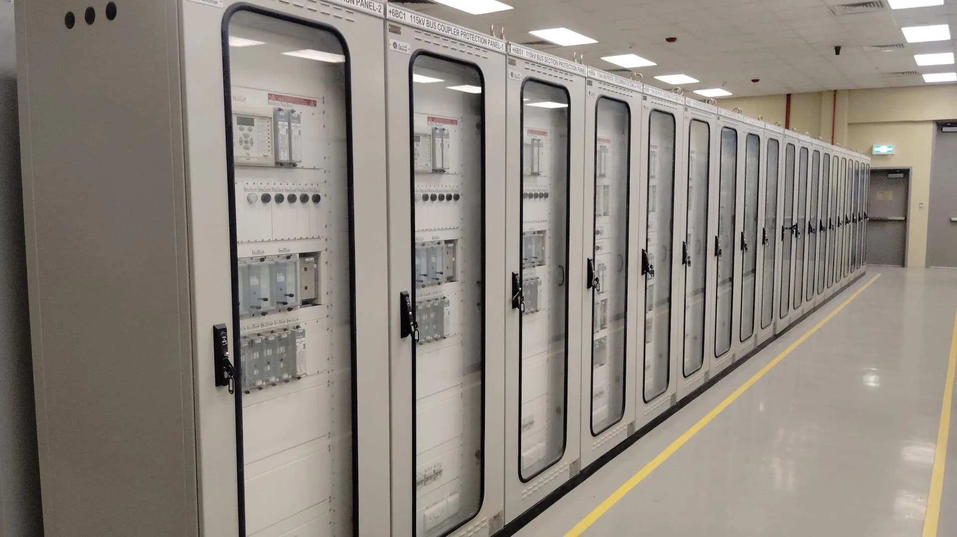 Salle électrique avec armoires vitrées alignées