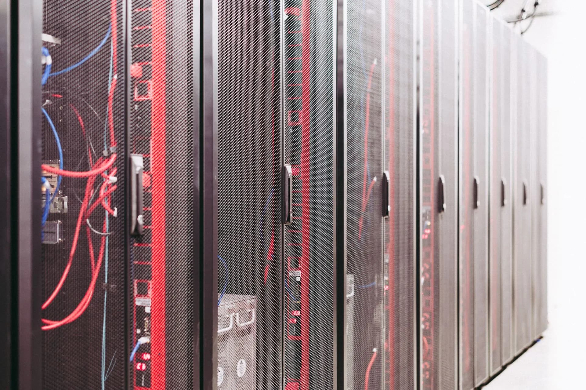 Baies informatiques dans une salle serveurs