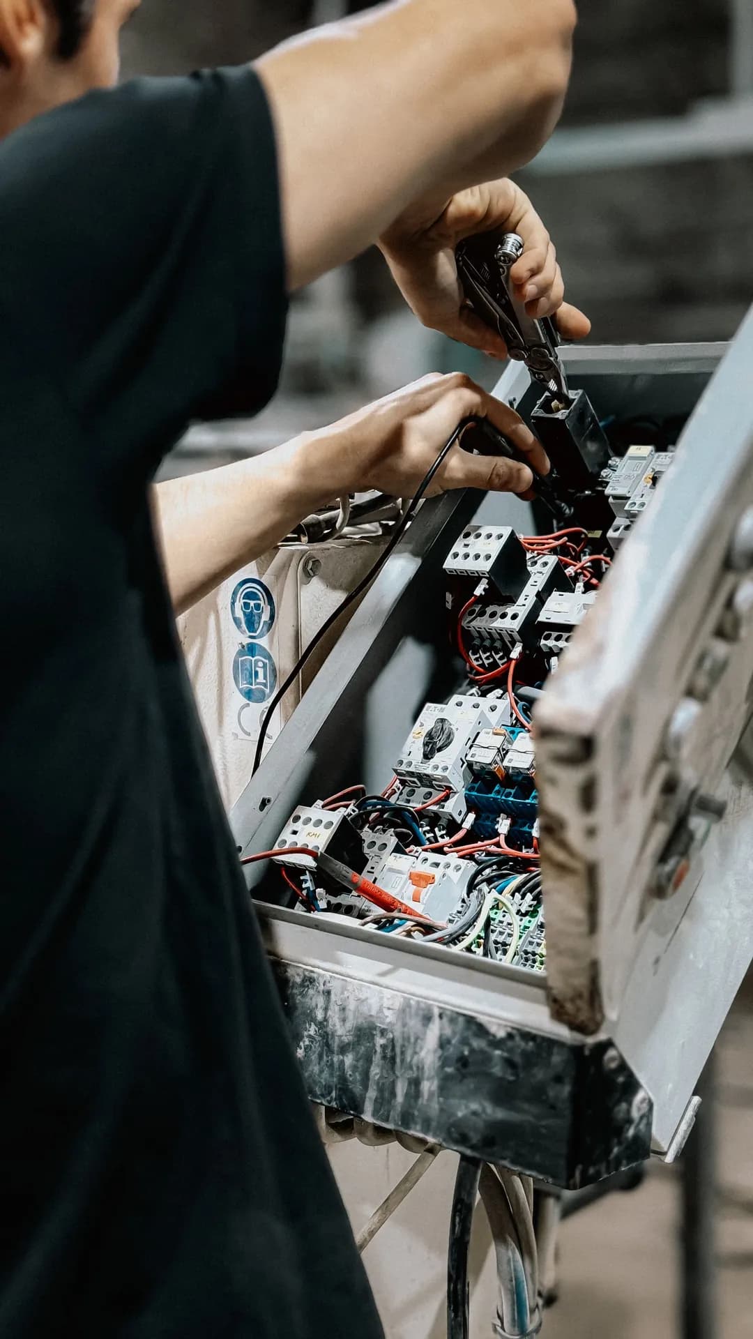 Câblage d'une armoire de commande industrielle