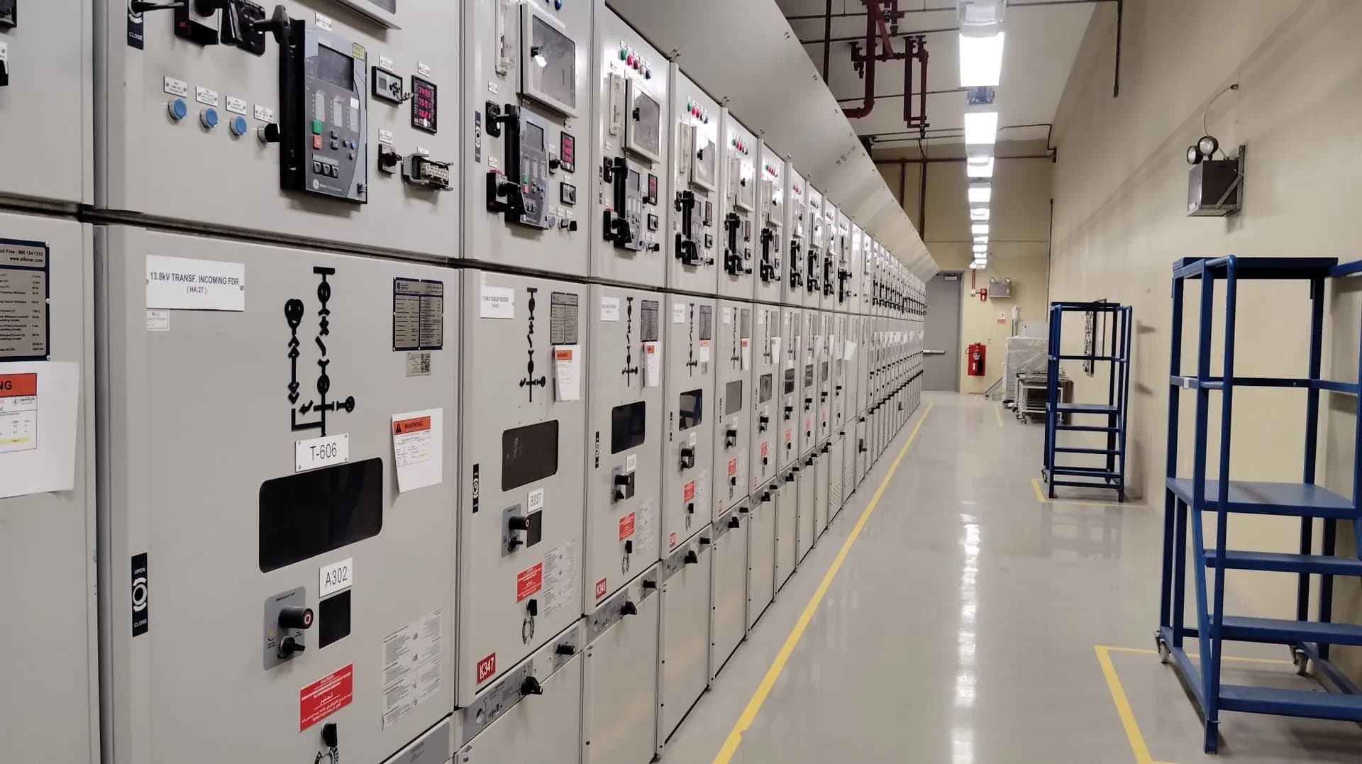 Cellules et armoires électriques alignées dans un poste industriel