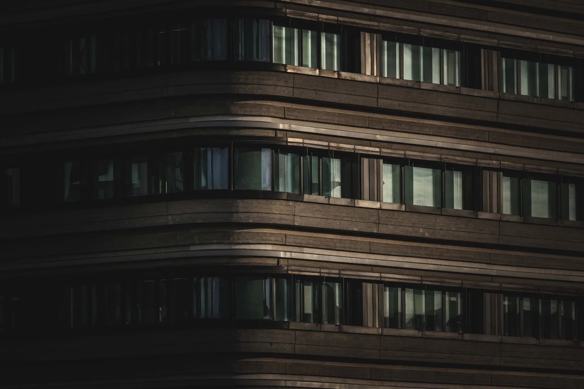 Façade d'immeuble de bureaux éclairée la nuit